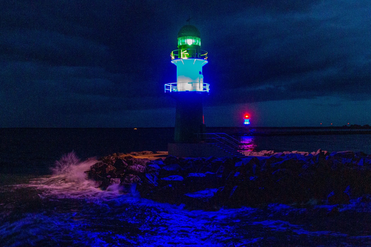 Blau angestrahlt wurden zum Weltschifffahrtstag (World Maritime Day) auch die beiden Molenfeuer in Warnemünde