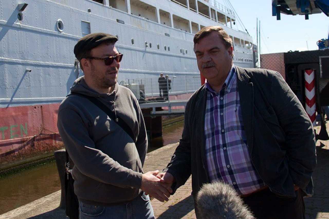 Steffen Wiechmann (Freundeskreis maritimes Erbe Rostock) und Hafenkapitän Gisbert Ruhnke reichen sich die Hand