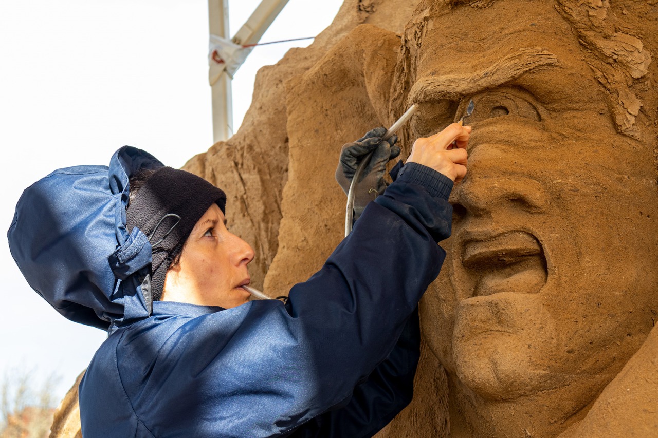 Mit Spachtel und Blasrohr arbeitet Michela Ciappini feinste Details aus der Sandskulptur heraus