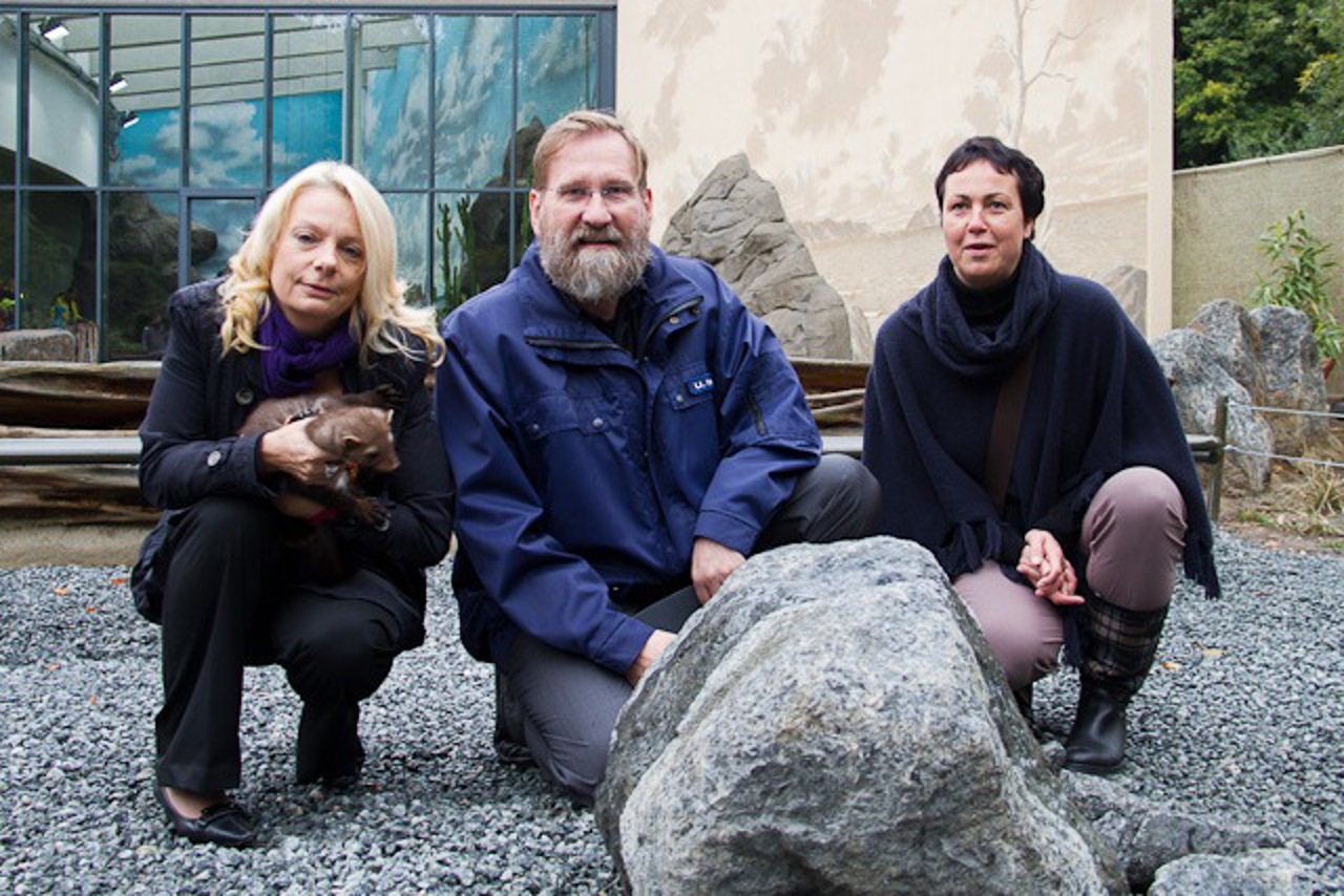Eurawasser-Geschäftsführerin Gesine Strohmeyer weiht mit Steinmarder Flax und Zoodirektor Udo Nagel die Quelle im Fossiliental ein