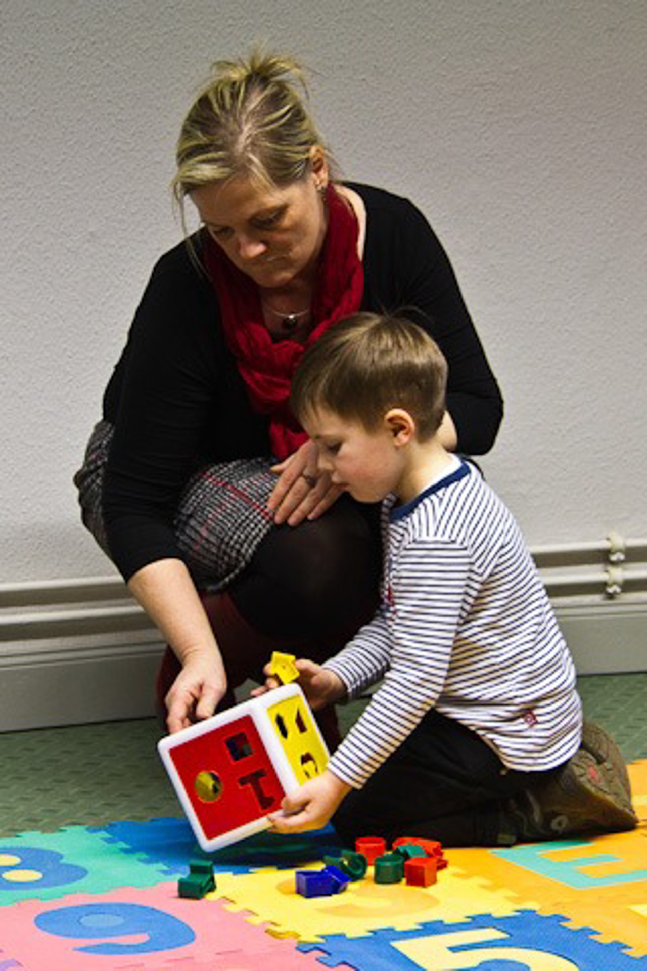 Oma Silke Janssen mit Enkel am Arbeitsplatz
