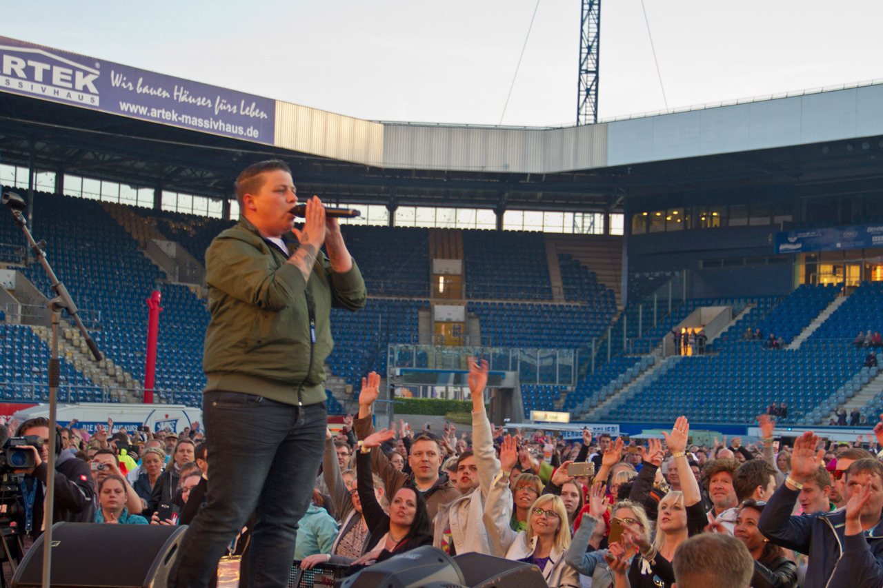 „Die immer lacht“ - Kerstin Ott bei der Schalala-Schlagerparty im Ostseestadion Rostock