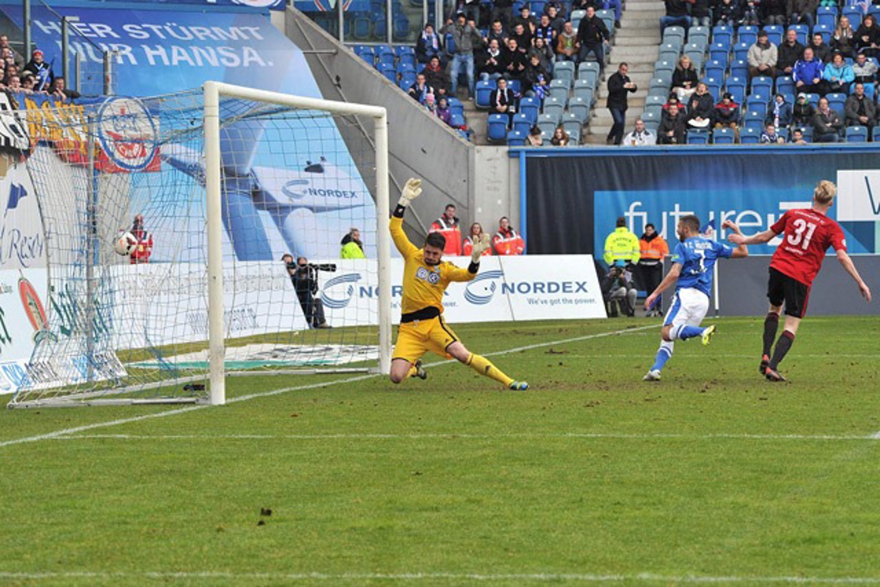 Shervin Radjabali Fardi (Hansa Rostock) gleicht gegen den Chemnitzer FC zum 1:1 aus