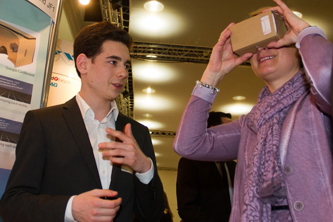 Aliaksandr Piarerva stellt Sozialministerin Birgit Hesse seine Arbeit "3D in der Schule" vor