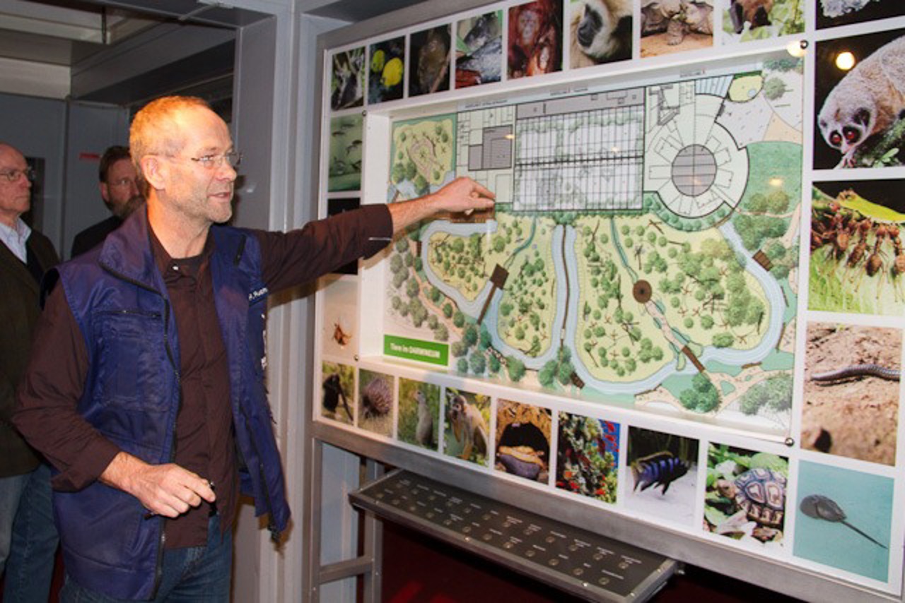 Frank Fuchs erläutert das Darwineum anhand einer interaktiven Schautafel, die Teil der Ausstellung in der Darwinbox ist