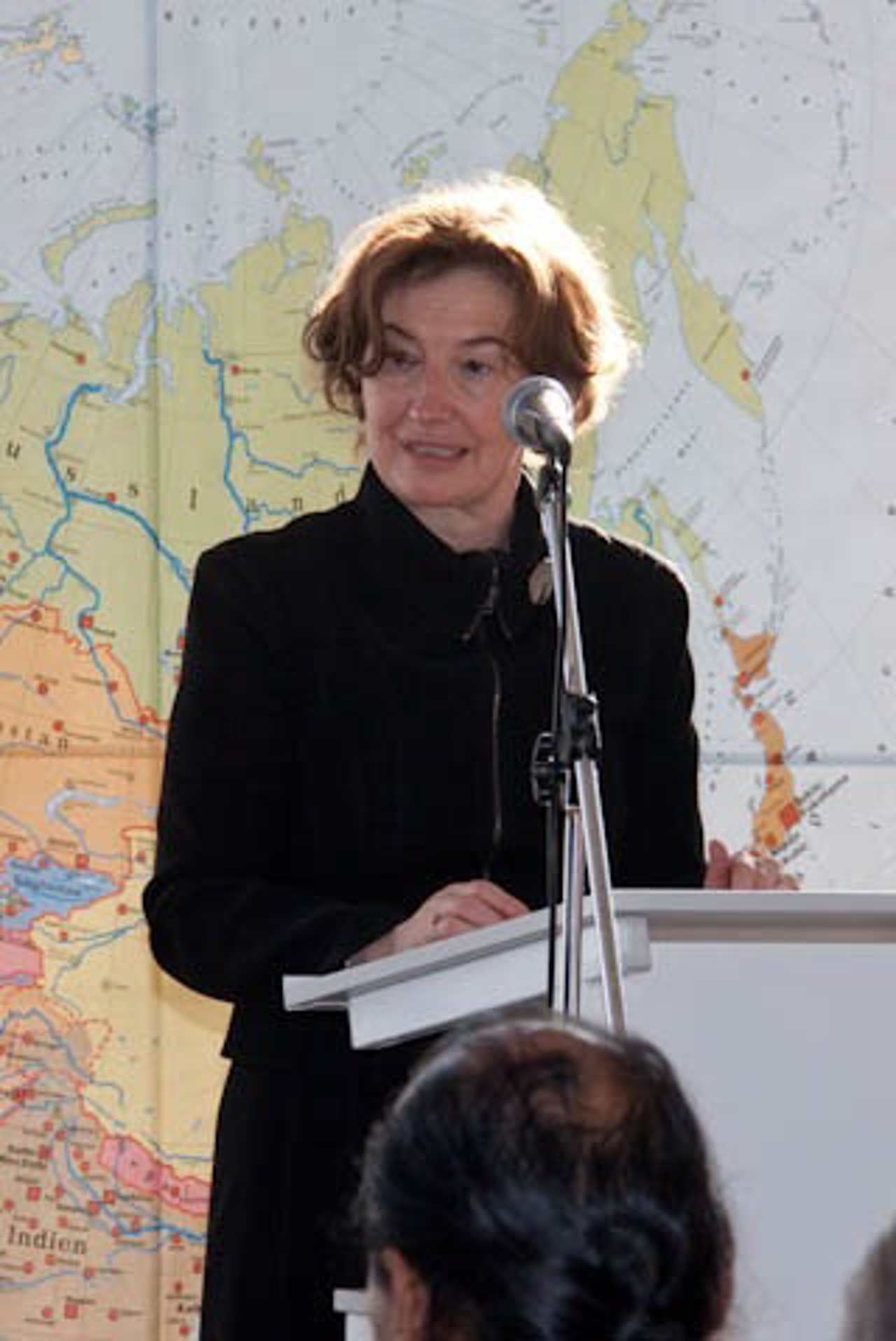 Bürgerschaftspräsidentin Karina Jens bei der Ausstellungseröffnung