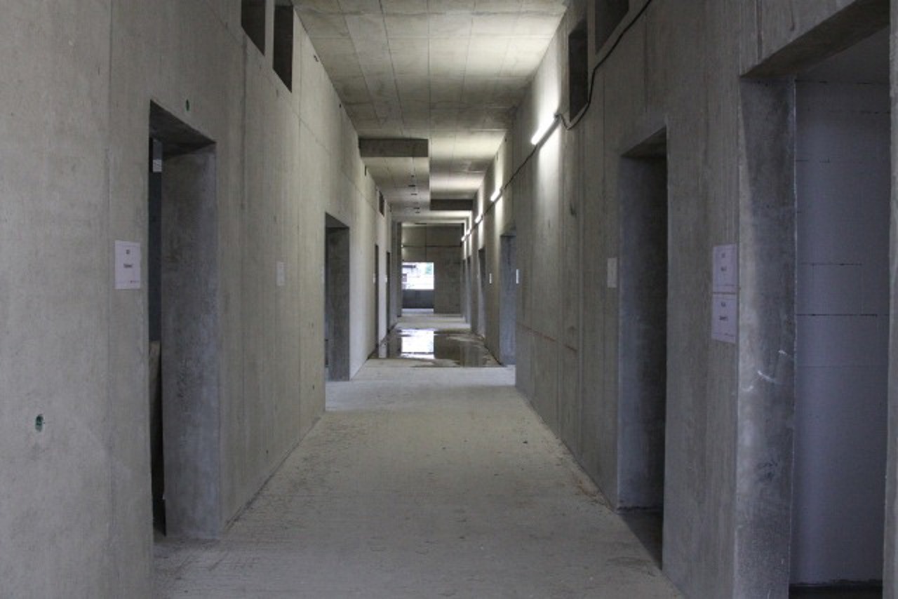 Flure im Rohbau des Instituts für Physik