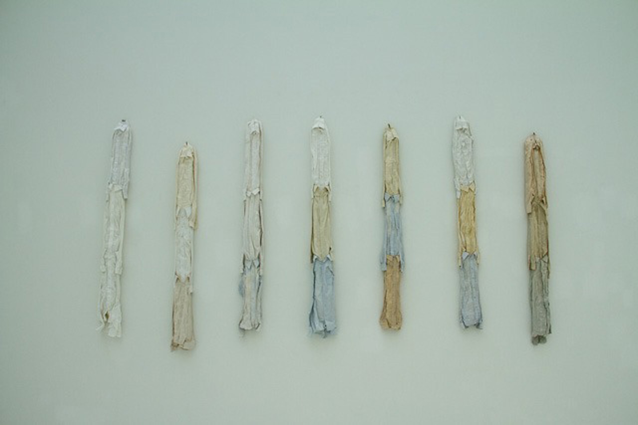 Für ihre Installation "Als Birke betrachte ich die Welt gelassen" (2014) hat Kaarina Kaikkonen alte Herrenhemden geupcycelt.