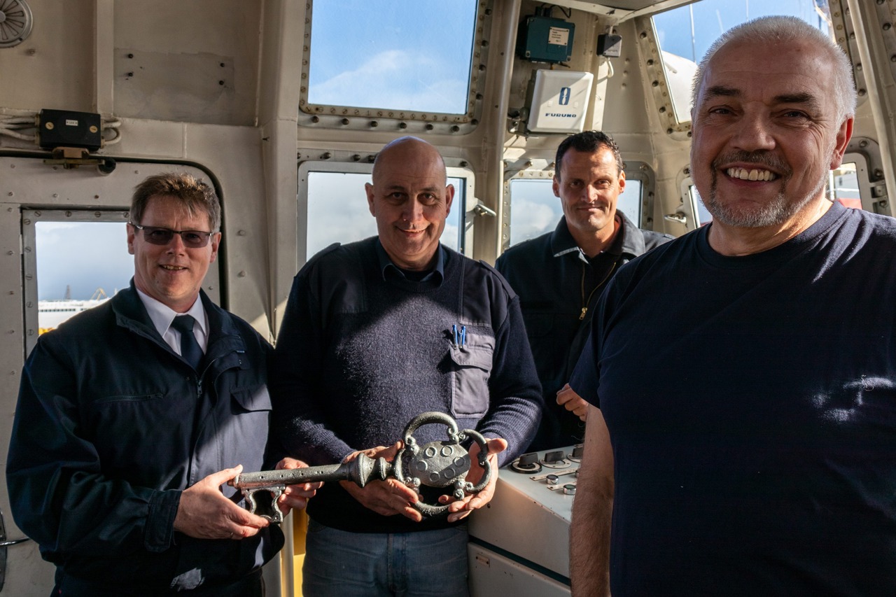 Brandschutzamtsleiter Johann Edelmann (v.l.) übergibt den symbolischen Schlüssel fürs Feuerlöschboot FLB 40-3 an den Vereinsvorsitzenden Thomas Wilde, Kassenwart Thomas Russ und den stellvertretenden Vereinsvorsitzenden Matthias Ullrich