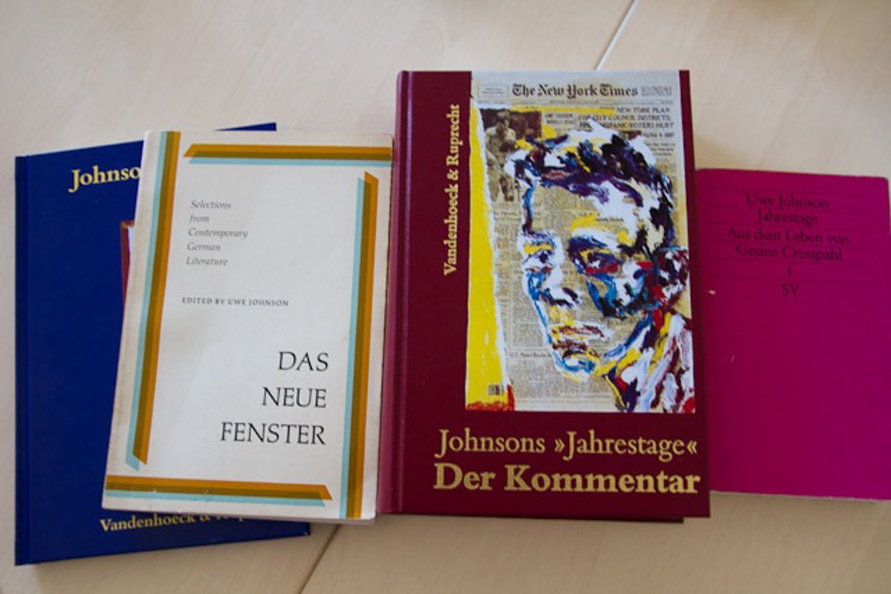 Uwe Johnson Bücher, darunter eines von nur vier in Deutschland befindlichen Exemplaren von "Das neue Fenster", das für die College-Ausbildung in den USA verfasst und von Johnson herausgegeben wurde