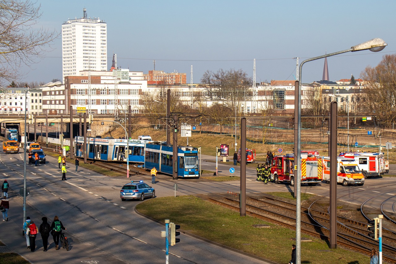 Zwei Straßenbahnen sind heute in der Rostocker Südstadt frontal zusammengestoßen