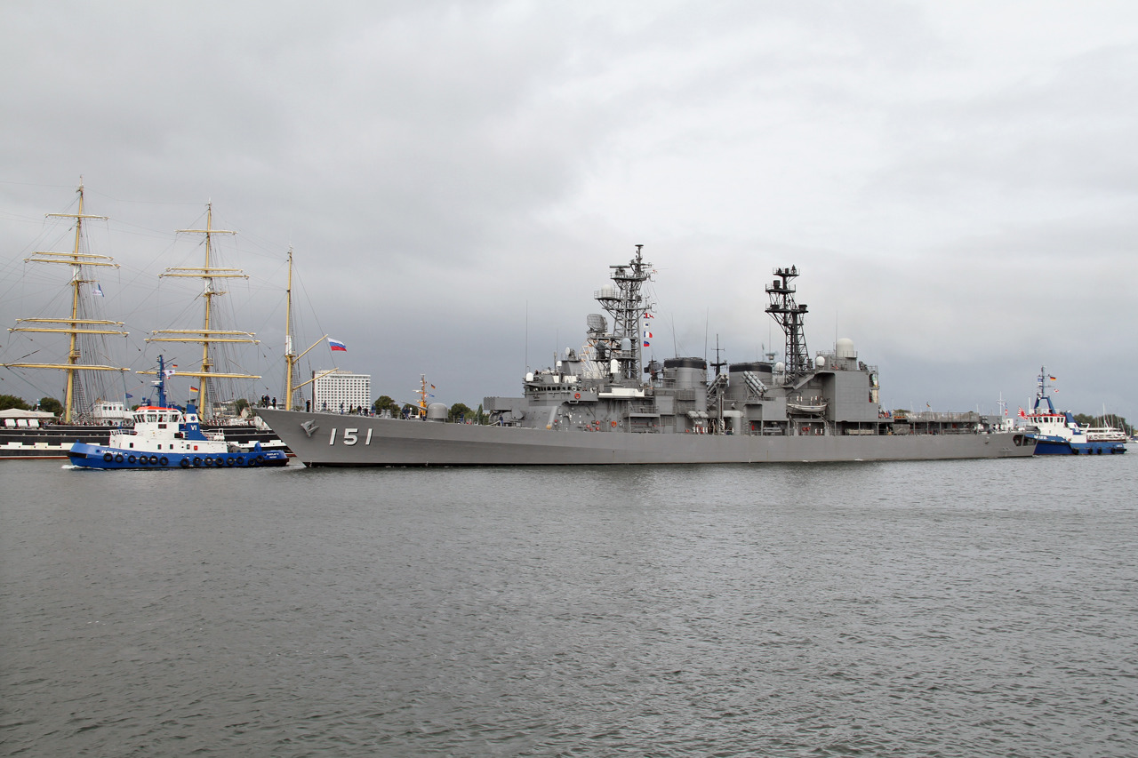 Japanischer Zerstörer „Asagiri“ in Warnemünde, links das russische Segelschulschiff „Kruzenshtern“