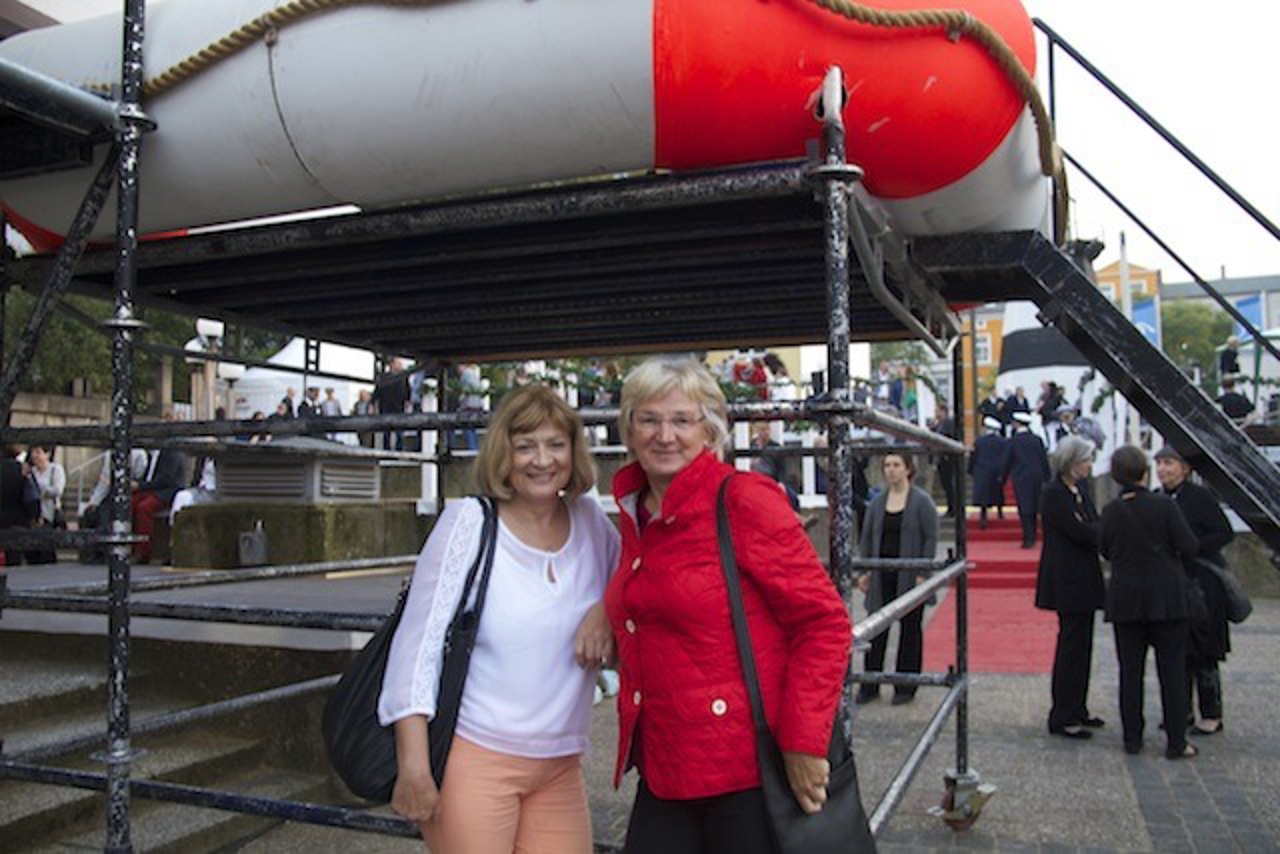 Monika Meier und Angelika Laukien waren begeistert von der Mitspieloper „Untergang der Titanic“ am Volkstheater Rostock