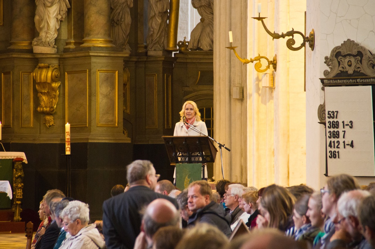 Ministerpräsidentin Manuela Schwesig bei der interreligiösen Andacht in der Marienkirche