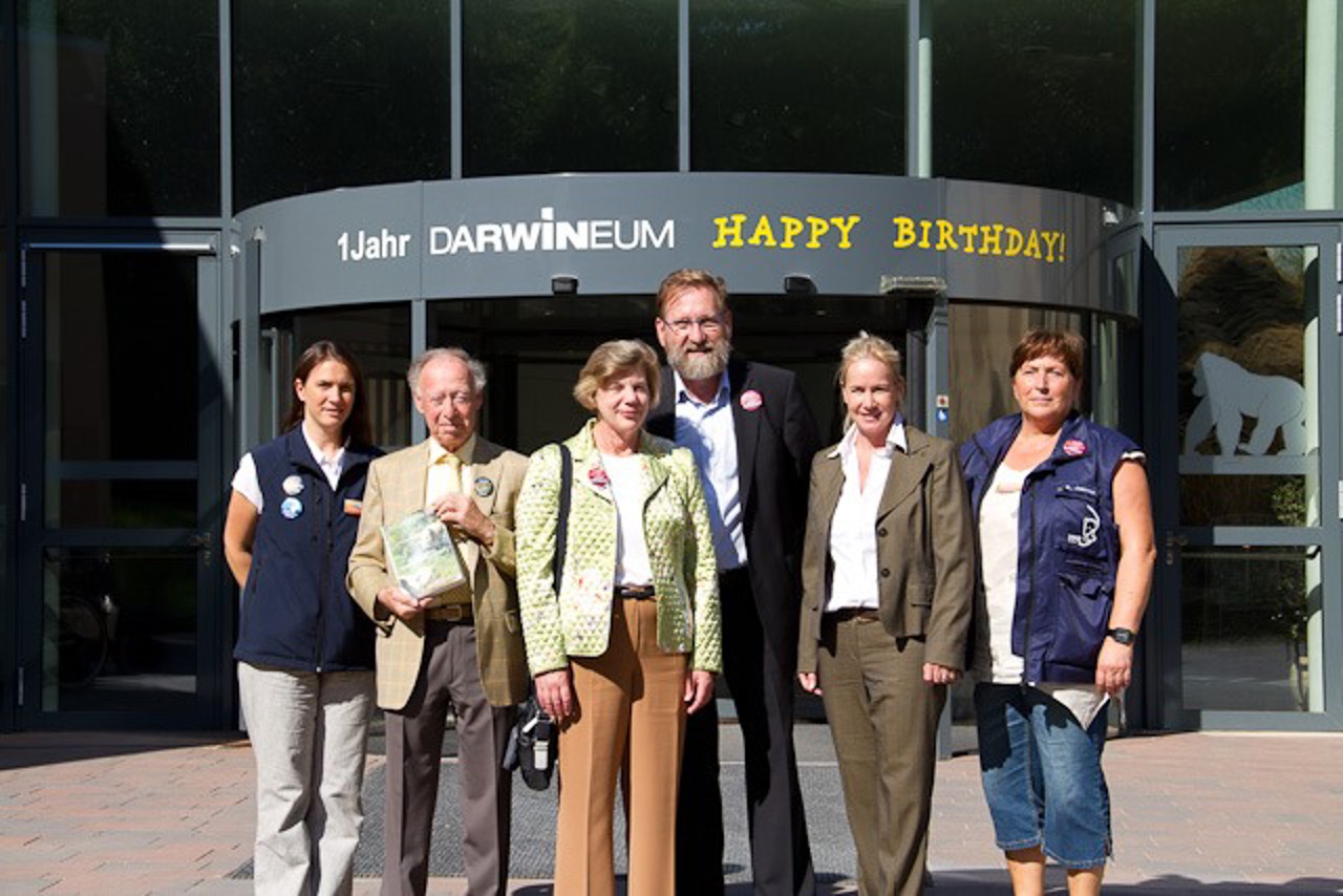 Zum 1. Geburtstag können sich Rostock und insbesondere die Mitarbeiter des Zoos über ein Topranking freuen. v.l.n.r. Zookuratorin Antje Zimmermann, Anthony Sheridan mit seiner Frau, Zoodirektor Udo Nagel, Beate Hlawa von der Tourismuszentrale und Zooplanerin Kristin Jacobi