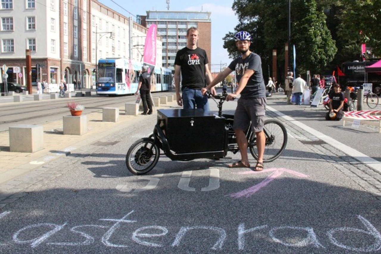 Thomas Möller vom ADFC und Georg Kämmert mit dem Lastenrad