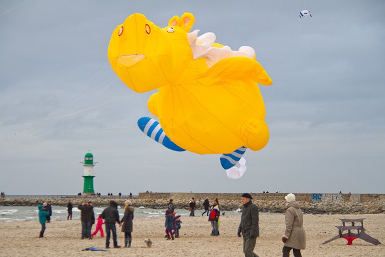 Drachenfestam Strand beim Warnemünder Wintervergnügen
