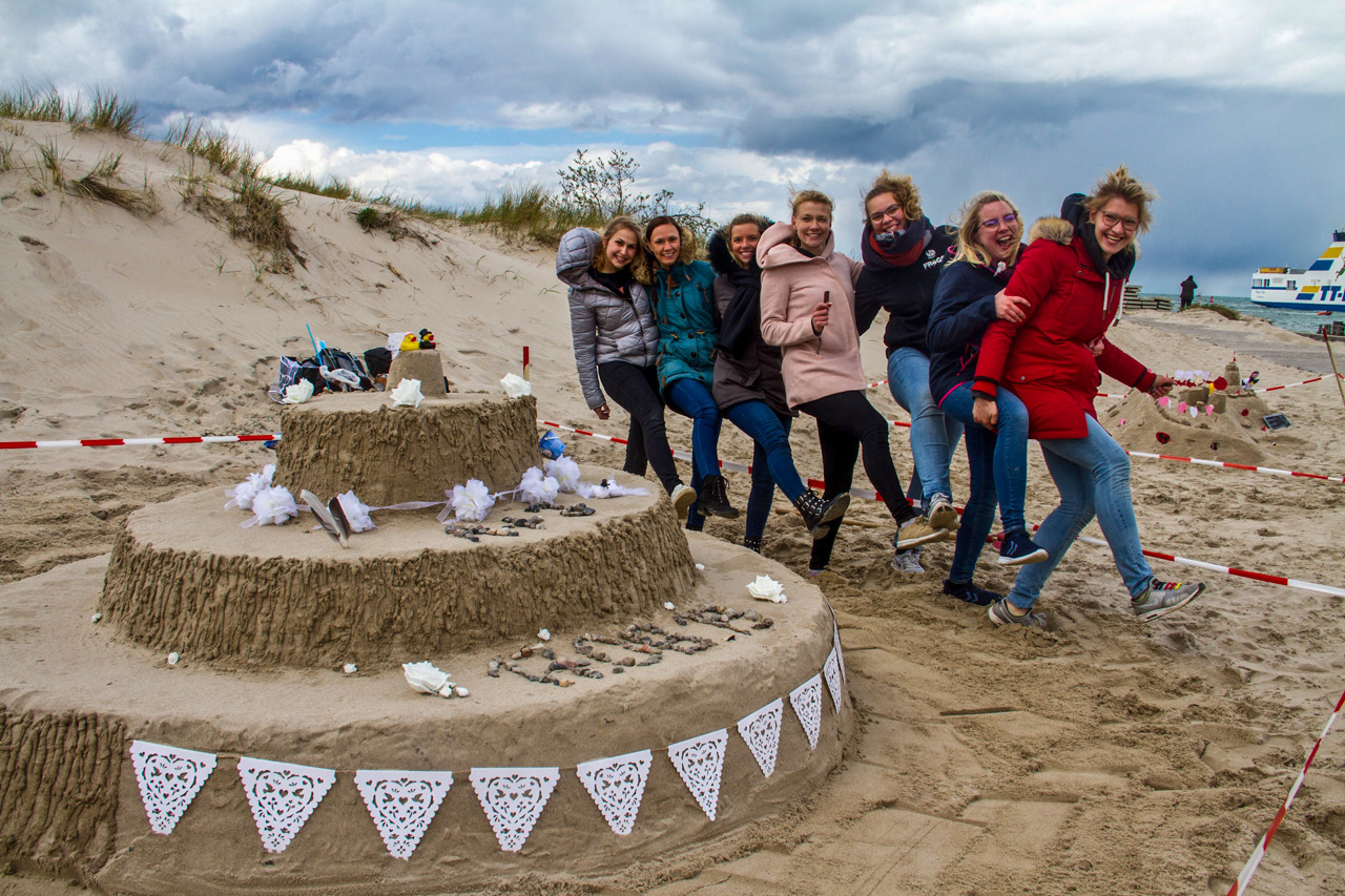 Die Schwerinerin Andrea heiratet zwar erst im August, hat sich aber bei ihrem Junggesellinnenabschied schon einmal eine Hochzeitstorte aus Sand gebacken