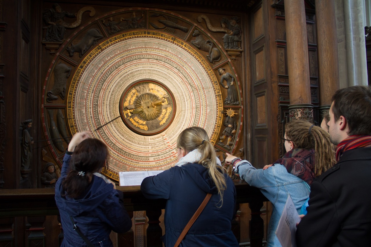 Seit 133 Jahren können Besucher der St. Marienkirche in Rostock Daten von dieser Kalenderscheibe ablesen. Nun wird sie neu beschriftet.