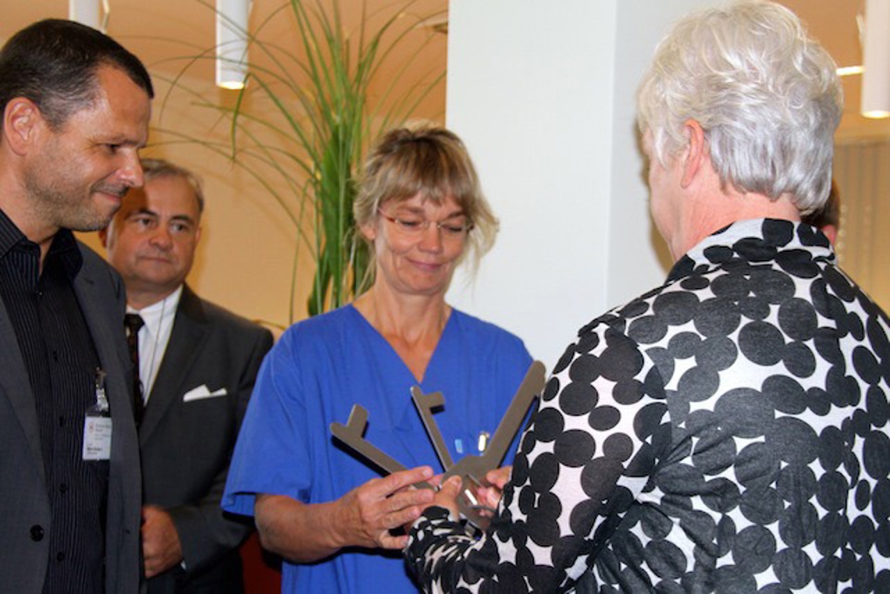 Verwaltungsdirektorin Renate Fieber übergibt zur Eröffnung der neuen Intensivstation am Südstadt-Klinikum in Rostock die Schlüssel an die künftige Stationsschwester Kerstin Bockholdt