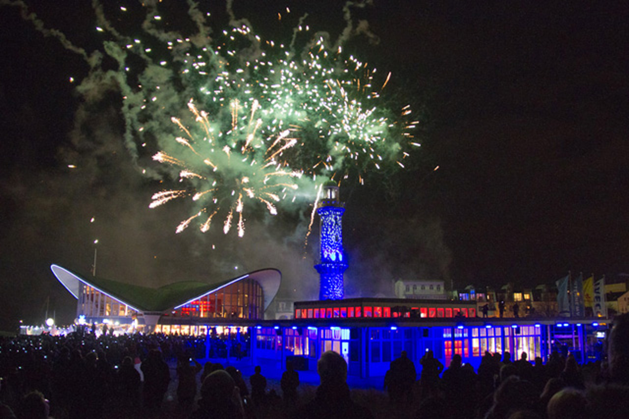 Neujahrsspektakel in Warnemünde: Leuchtturm in Flammen 2012