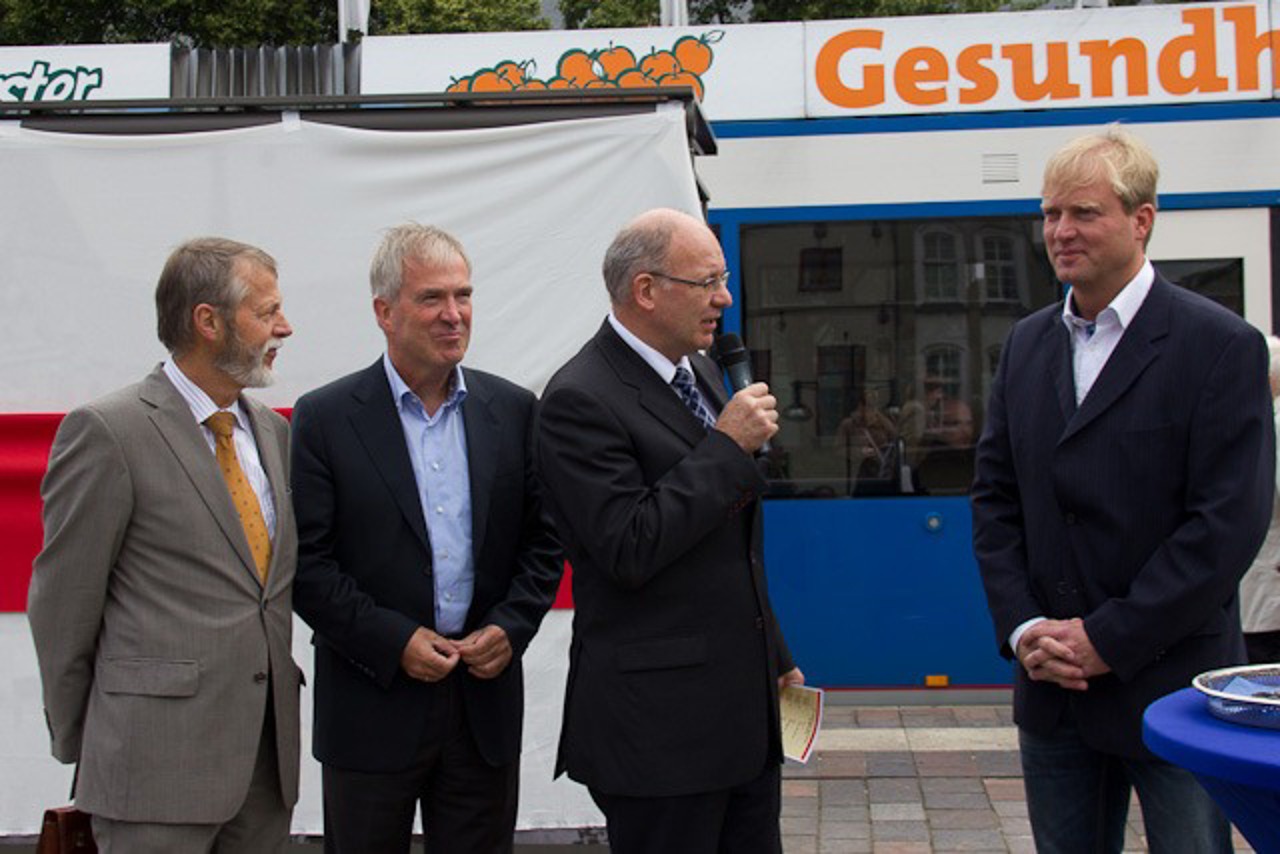 Dieter Neßelmann, Jochen Bruhn, Roland Methling und Wilfried Eisenberg (v.l.n.r) enthüllten die neue Haltestellengestaltung