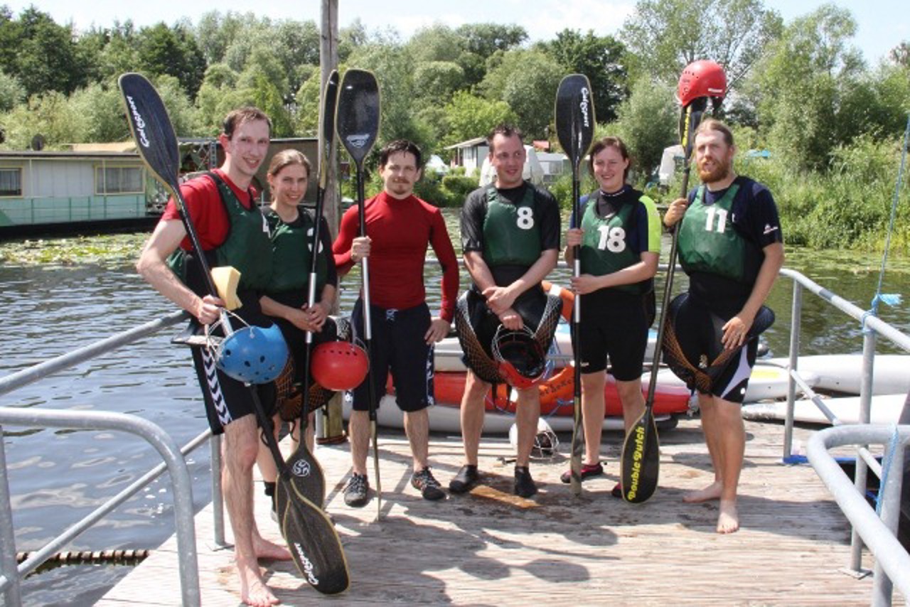 Eines der Kanupoloteams vom Rostocker Unisport: Frank Fehringer, Frederike Möbius, Felix Braun, Haldor Hartwig, Anne Roy und Moritz Buth
