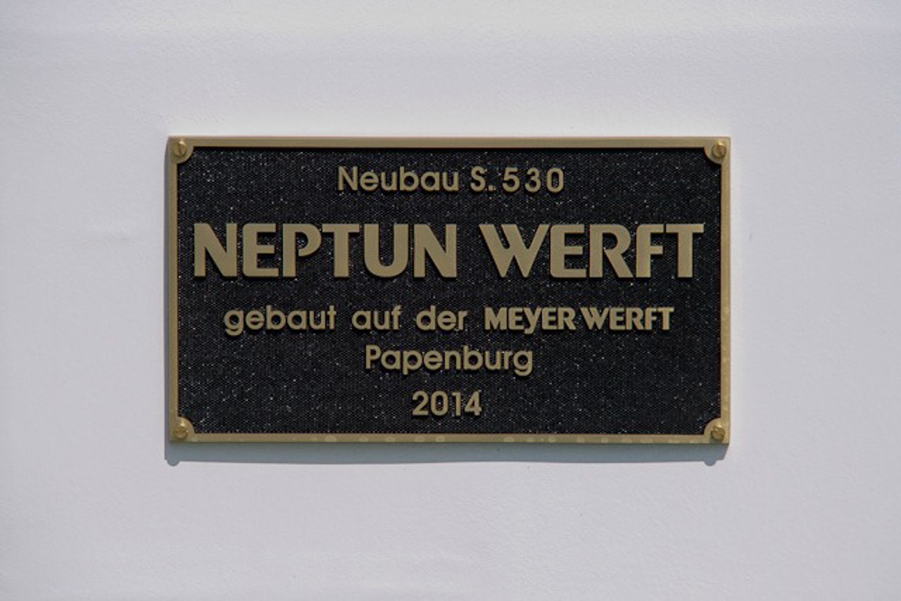 Plakette auf dem Forschungsschiff Sonne