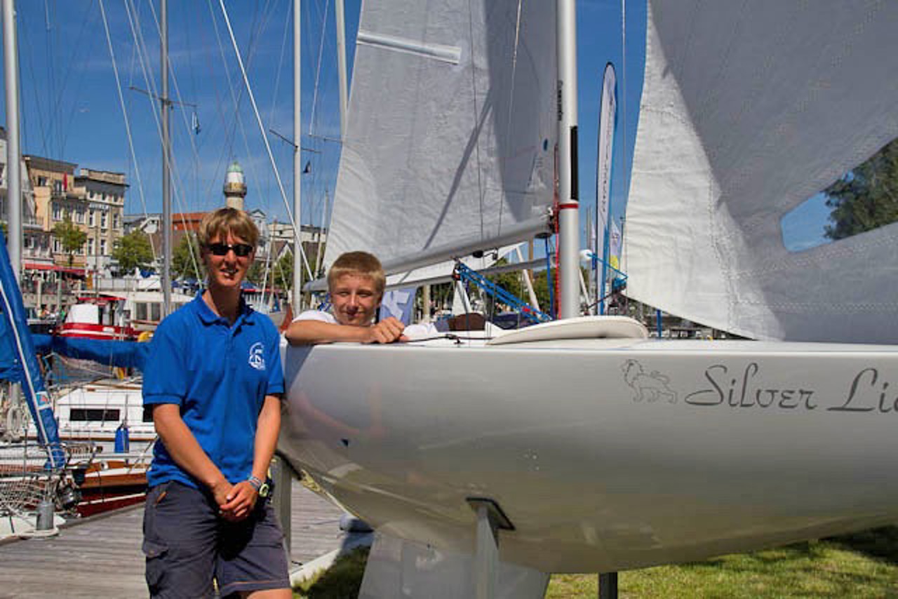 Max Timm (15) und Trainerin Katja Müller zeigen ein Paralympisches Kielboot der 2.4mR (Two point four) Klasse