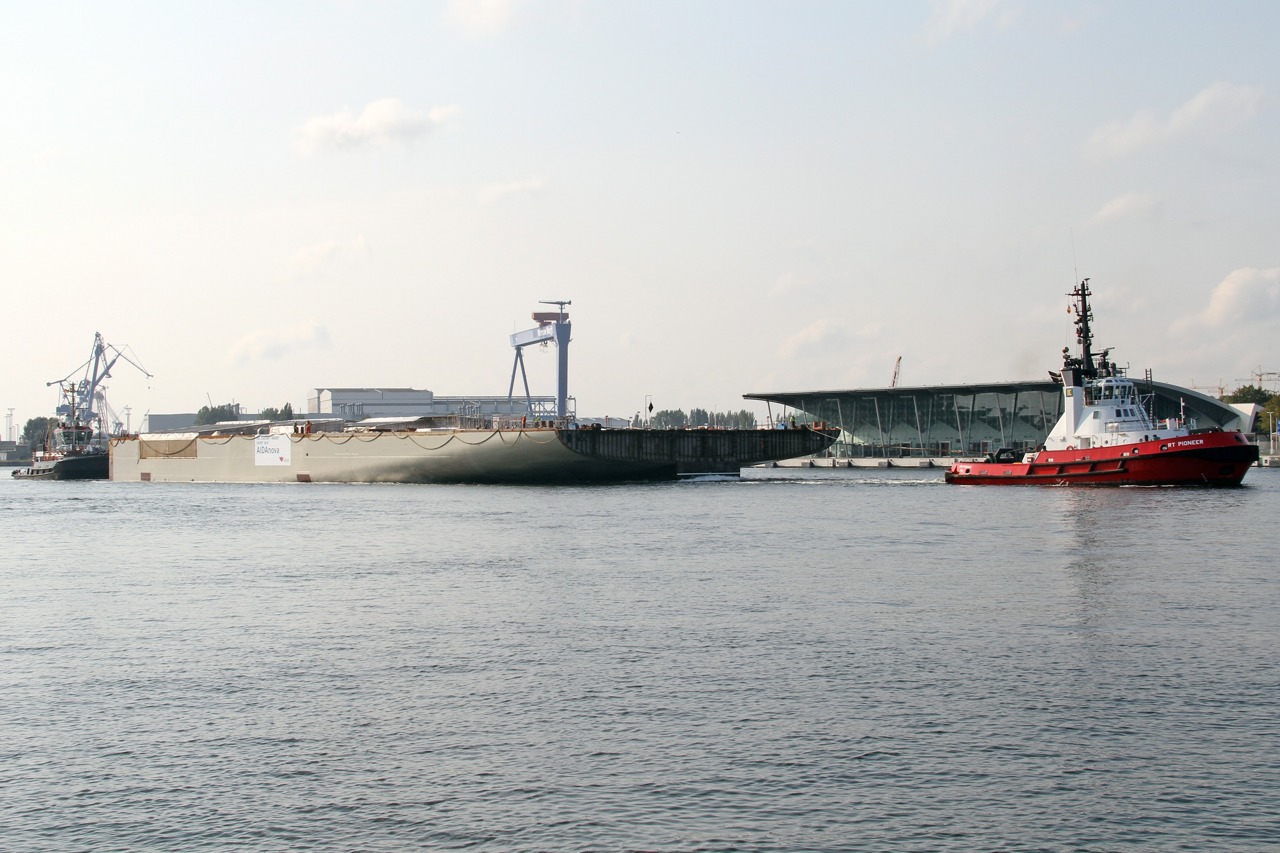 Das Maschinenraum-Modul für die AIDAnova vor dem Kreuzfahrtterminal in Rostock-Warnemünde