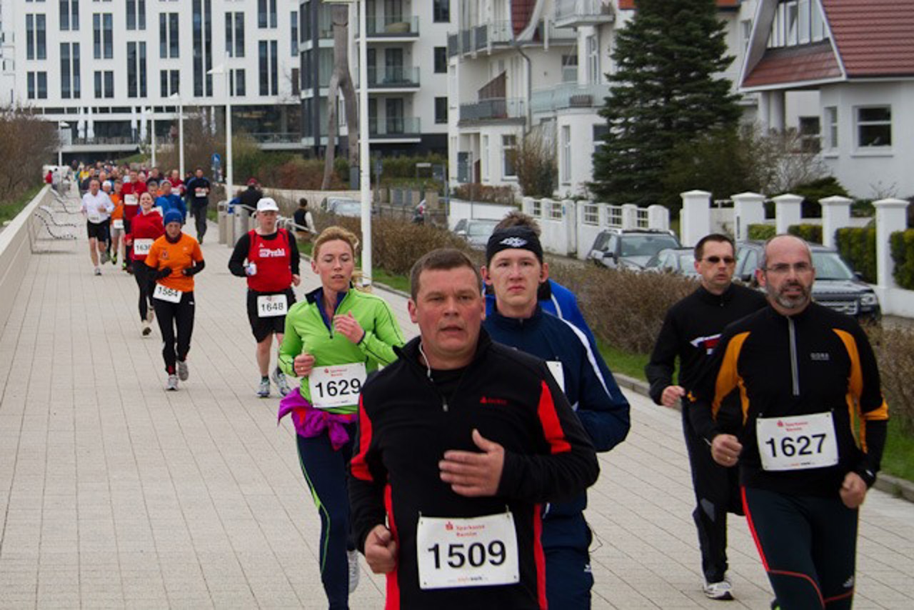 Küstenwaldlauf auf der Promenade in Warnemünde