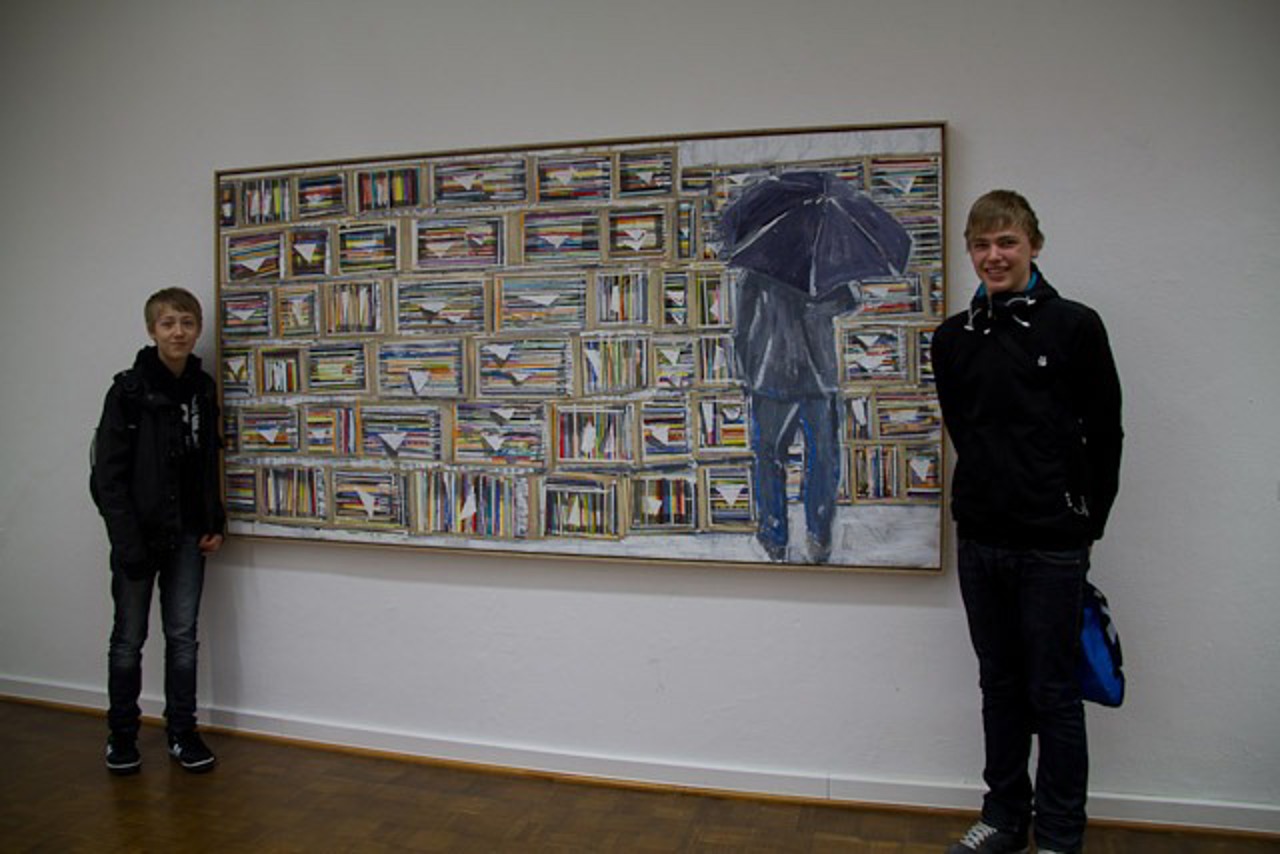 Clemens und Ole in der Ausstellung von Thomas Hartmann