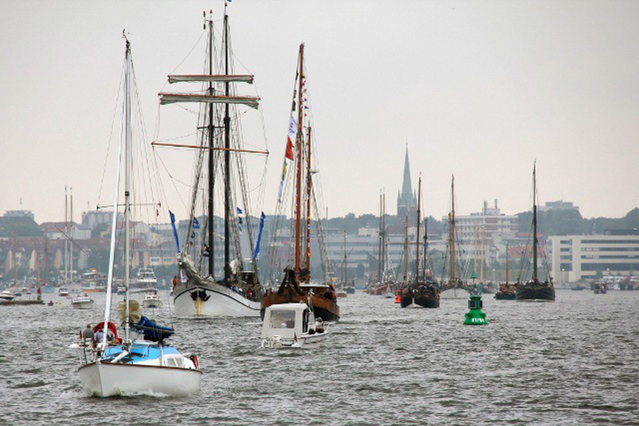 Segler vor der Stadtkulisse von Rostock zur 20. Hanse Sail