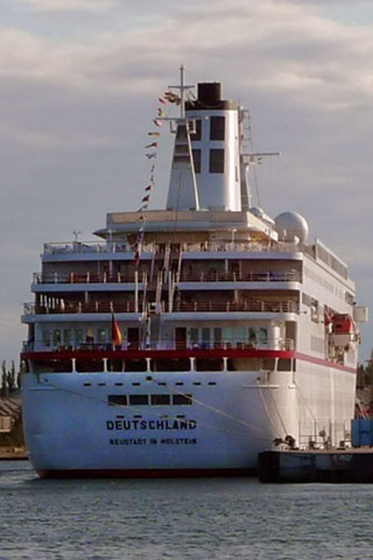 Das Kreuzfahrtschiff MS Deutschland in Warnemuende