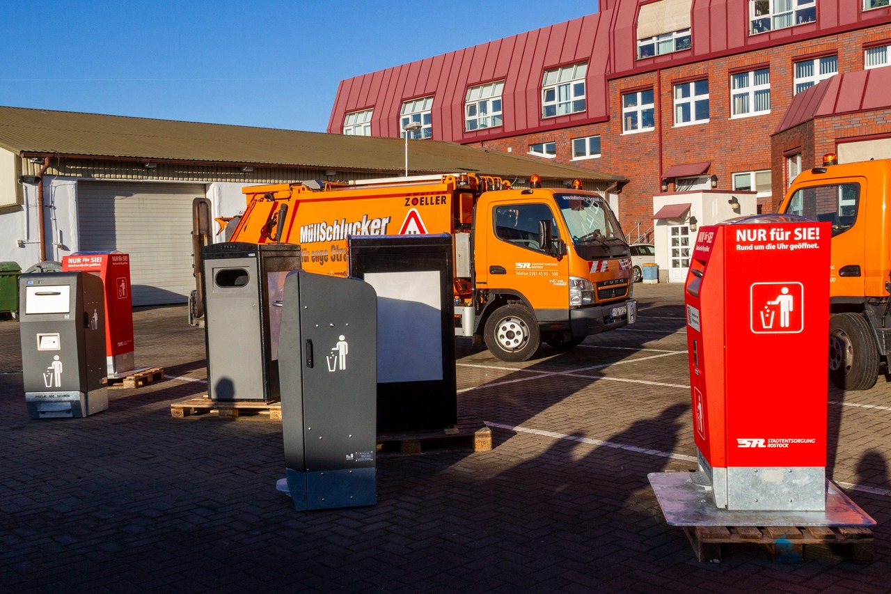 Verschiedene selbst pressende Solarpapierkörbe wurden 2019 in Rostock getestet (Foto: Archiv)