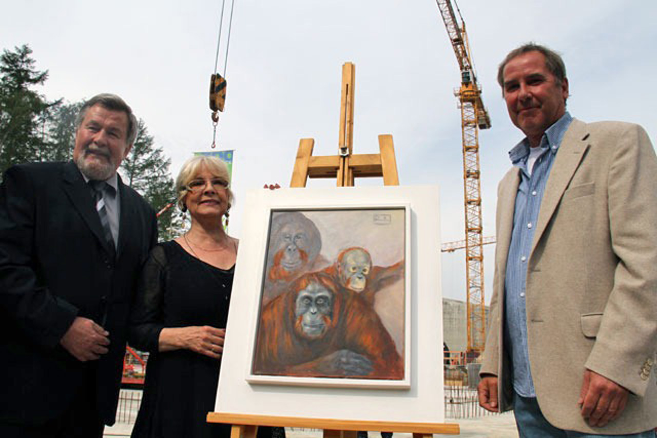 Der Honorarkonsul der Republik Island Detlef Thomaneck (links) kann sich über das Bild von Olaf Rammelt freuen, in der Mitte die Schwester des Malers, Schauspielerin Annekathrin Bürger
