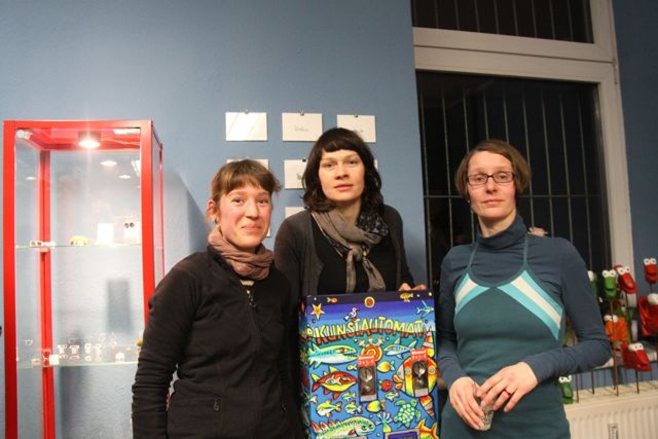 "Das Artquarium" Team: Celine Krüger, Sandra Schmedemann und Anna Silberstein mit dem neuen KTV-Kunstautomaten