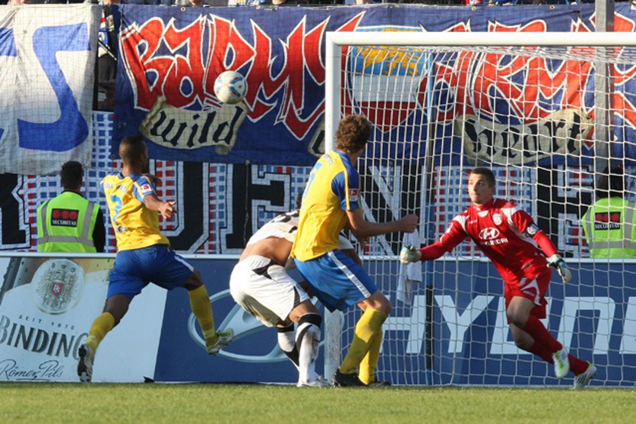 Mohammad Lartey (Hansa Rostock) vor FSV Frankfurt Torhüter Patric Klandt