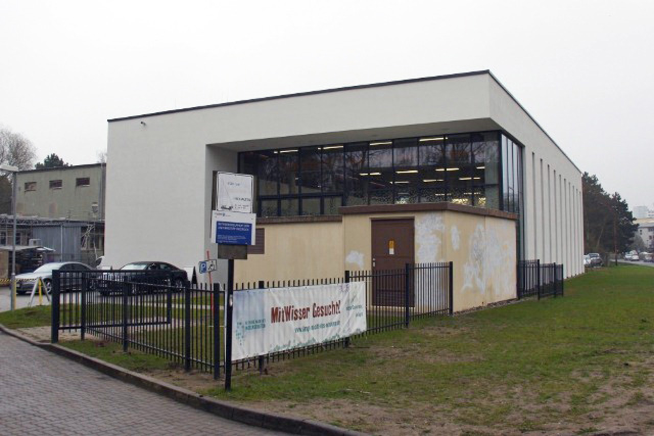 Auch die Alfred-Leder-Halle der Universität Rostock sucht Mitwisser