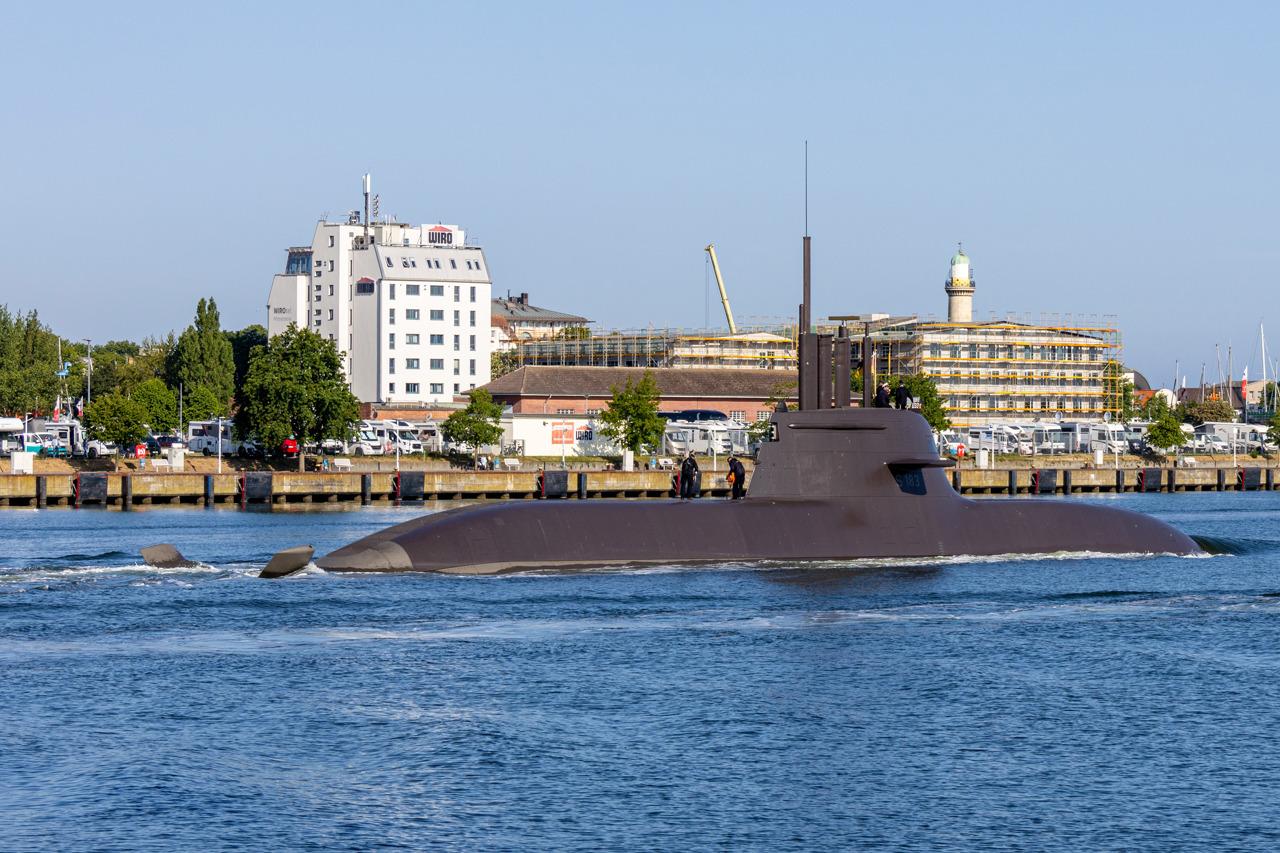 U-Boot U33 läuft aus Rostock-Warnemünde aus