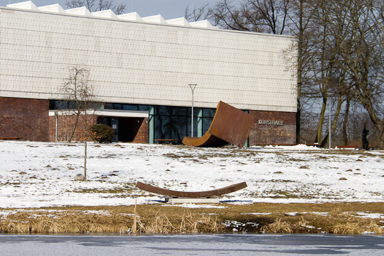 Zwei Stahlskulpturen von Thomas Röthel vor der Kunsthalle