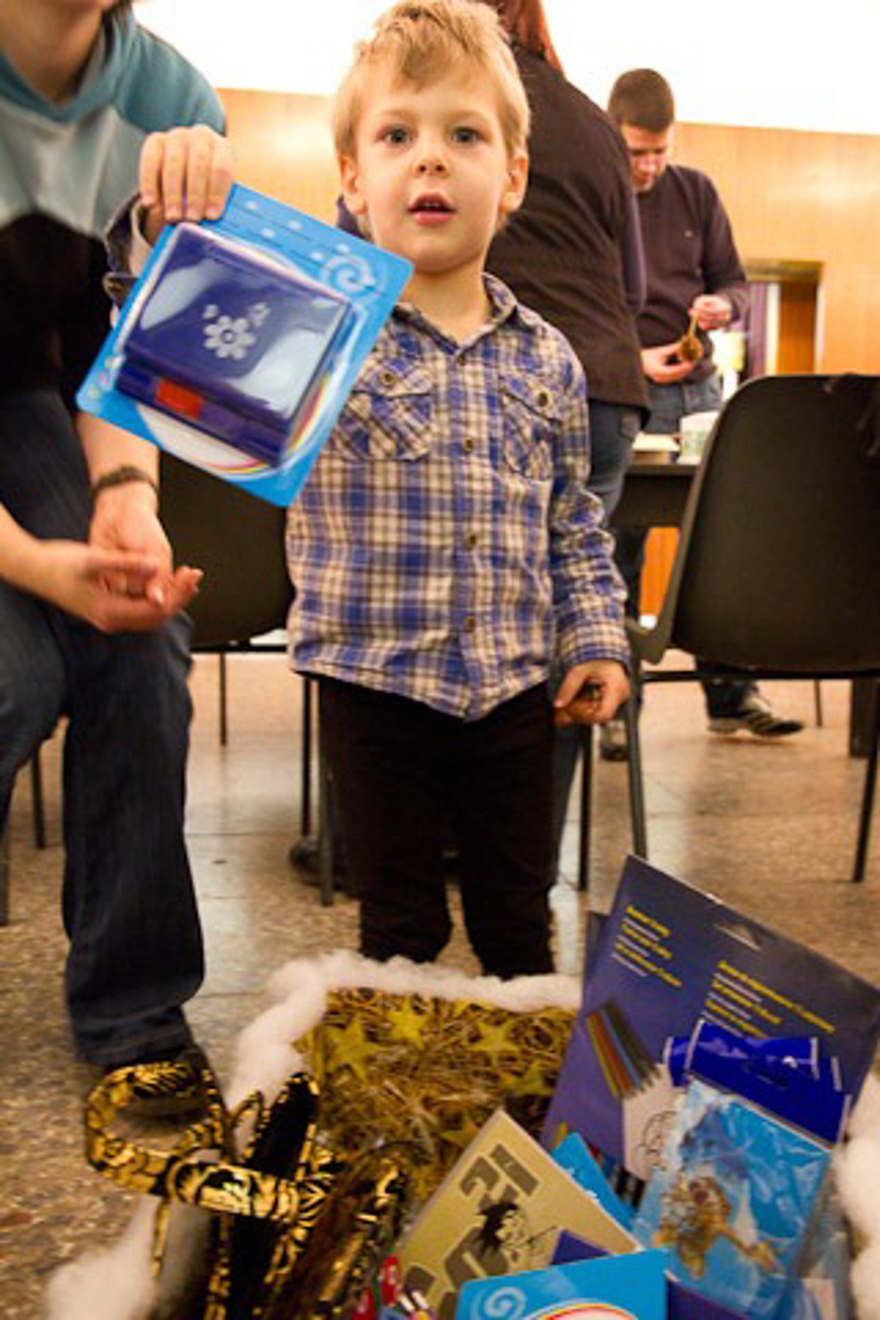 Jussi mit der Geschenkekiste
