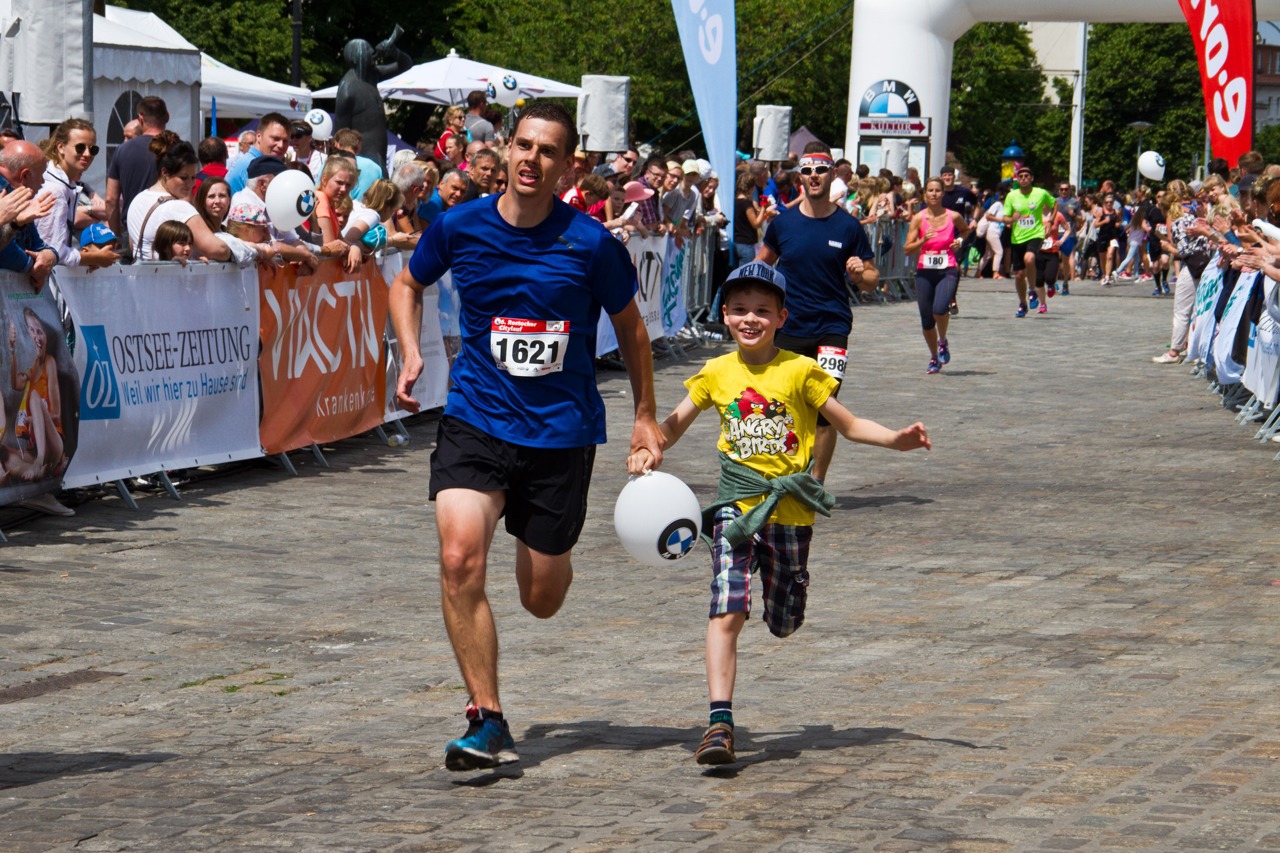 Unterstützung durch die Familie beim Zieleinlauf