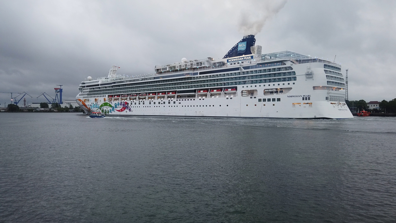 Kreuzfahrtschiff Norwegian Pearl in Warnemünde