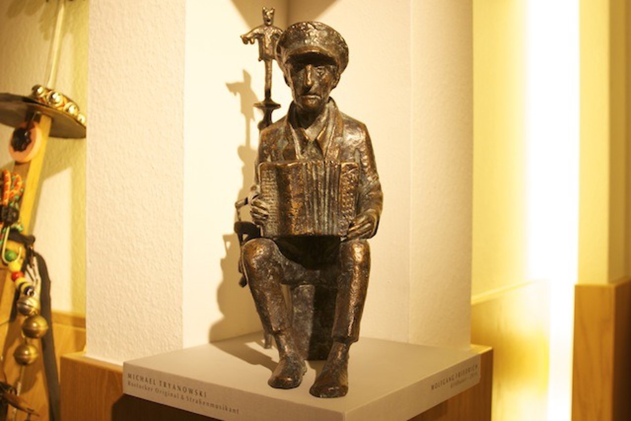 Die 32 Zentimeter hohe Bronzeplastik des Straßenmusikers Michael Tryanowski steht im Bistro Portola im Rostocker Hof