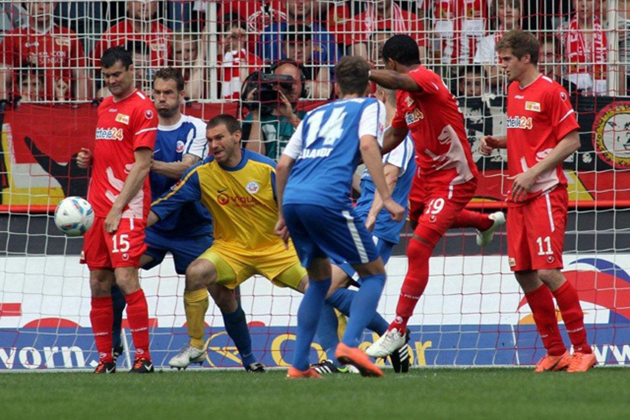 Kurz nach dem Wiederanpfiff bringt Chinedu Ede Union Berlin gegen Hansa Rostock erneut in Führung