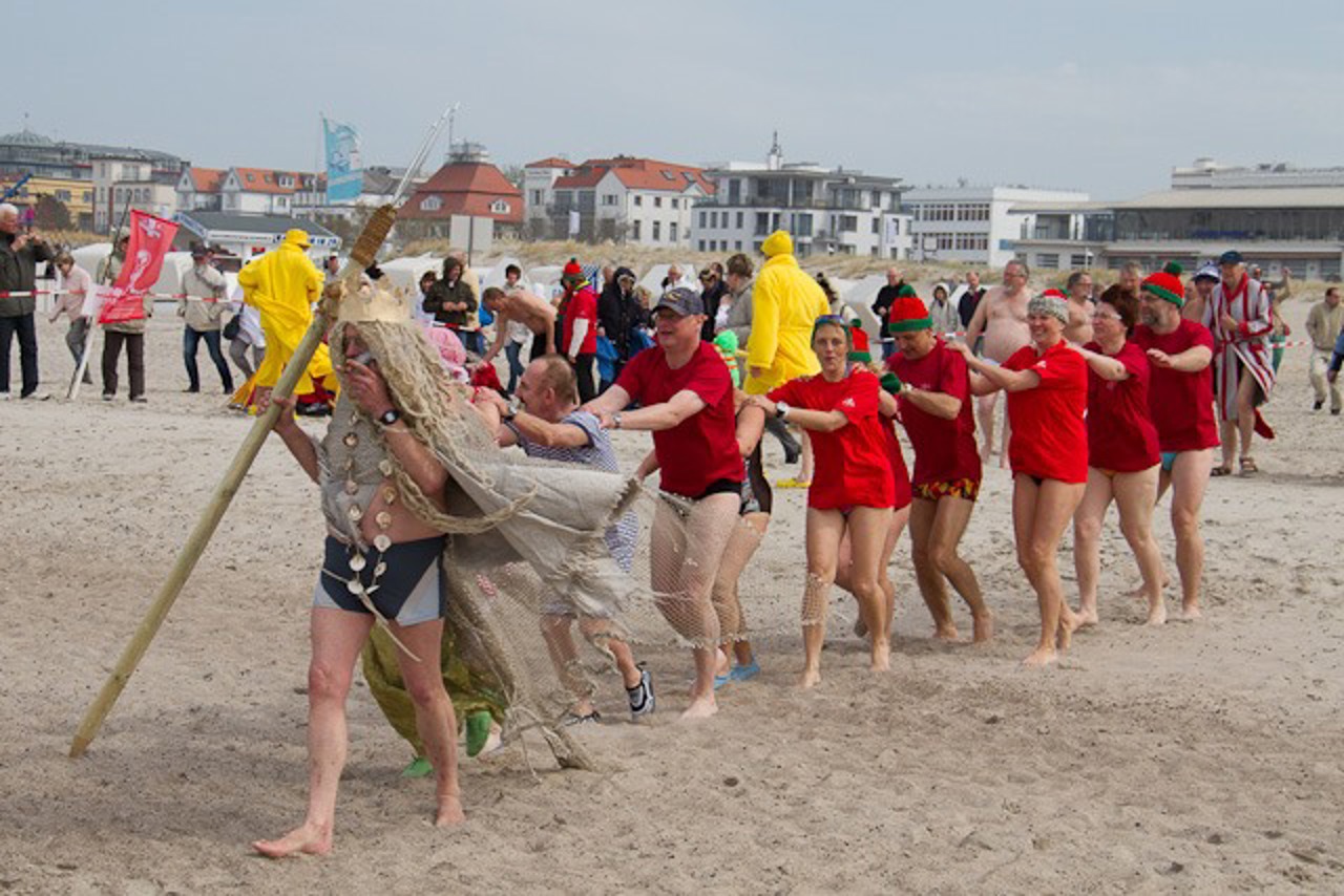 Eisbader-Polonaise in die Ostsee von Warnemünde