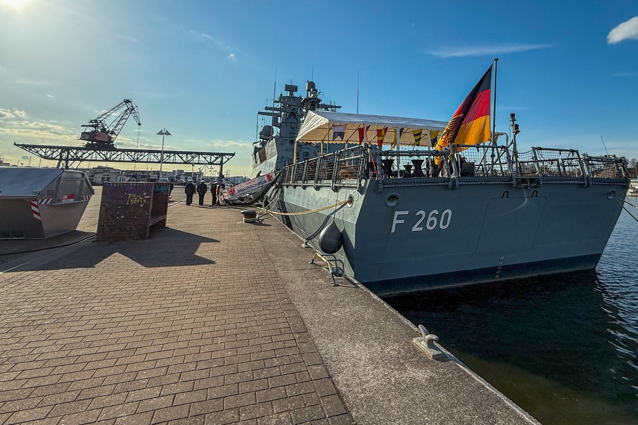 Korvette „Braunschweig“ lädt zum „Open Ship“ im Rostocker Stadthafen ein