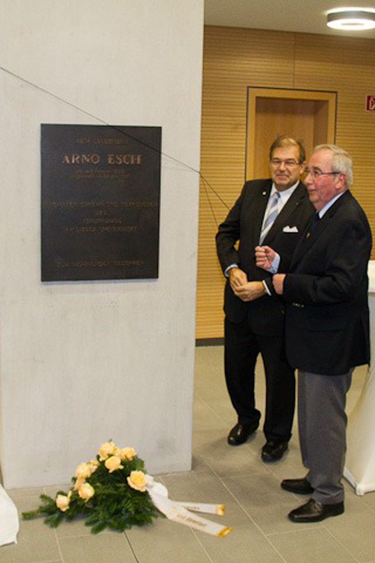 Professor Dr. Wolfgang Schareck und Dr. Peter Möller enthüllen die Arno-Esch-Gedenktafel im neuen Hörsaalgebäude