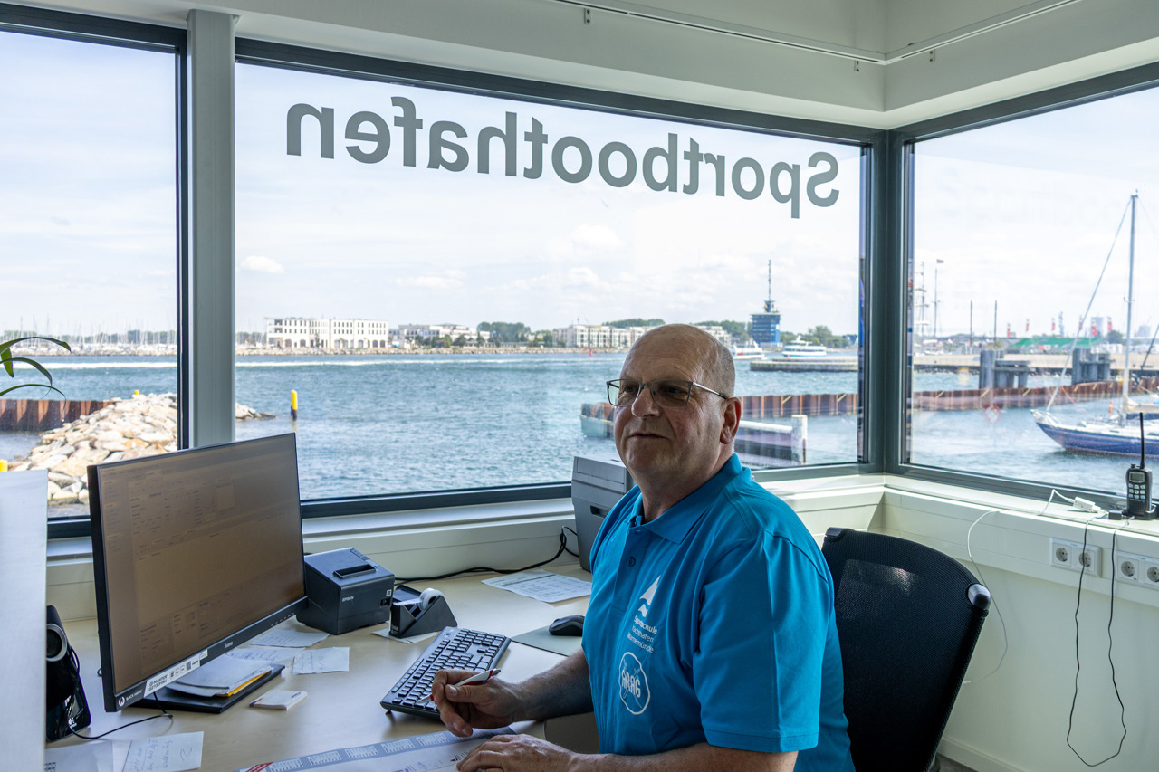 Hafenmeister Wolfram Kummer im Sportboothafen Warnemünde